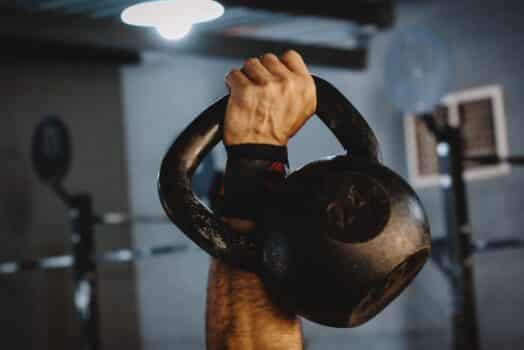 Comment mettre des bandes de poignet pour la musculation ?
