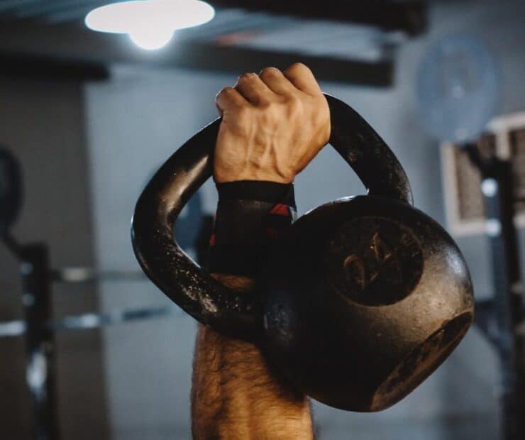 Comment mettre des bandes de poignet pour la musculation ?