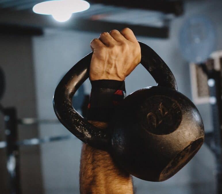 Comment mettre des bandes de poignet pour la musculation ?