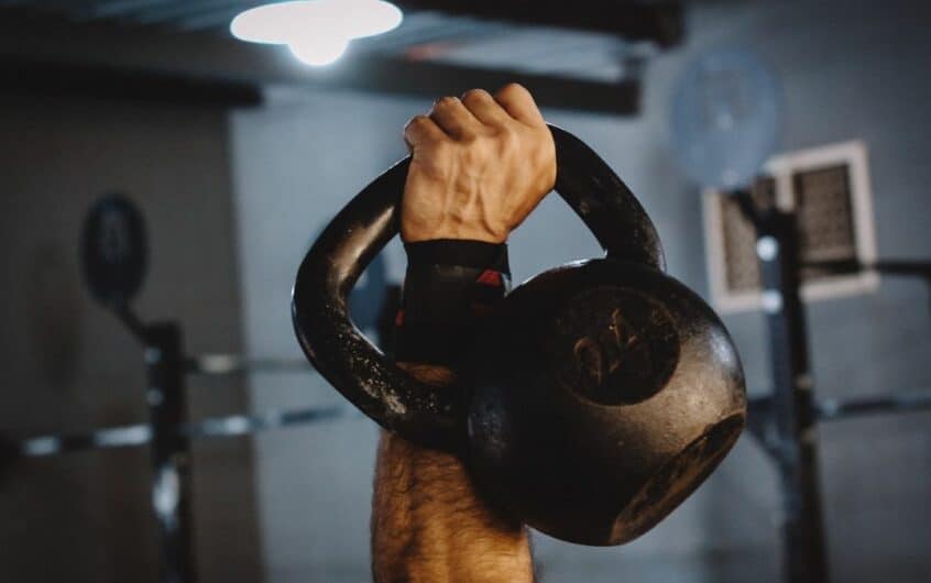 Comment mettre des bandes de poignet pour la musculation ?