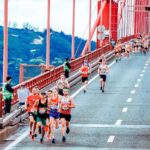 Coureurs lors d'un semi-marathon sur un pont, illustration plan d'entraînement 10 semaines