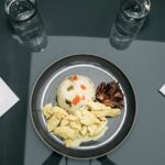 Assiette équilibrée de riz et poulet : repas type avant l'effort
