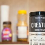 Créatine monohydrate posée sur un plan de travail avant l'entraînement