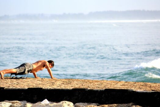 Comment ne pas perdre ses muscles pendant les vacances : notre guide complet