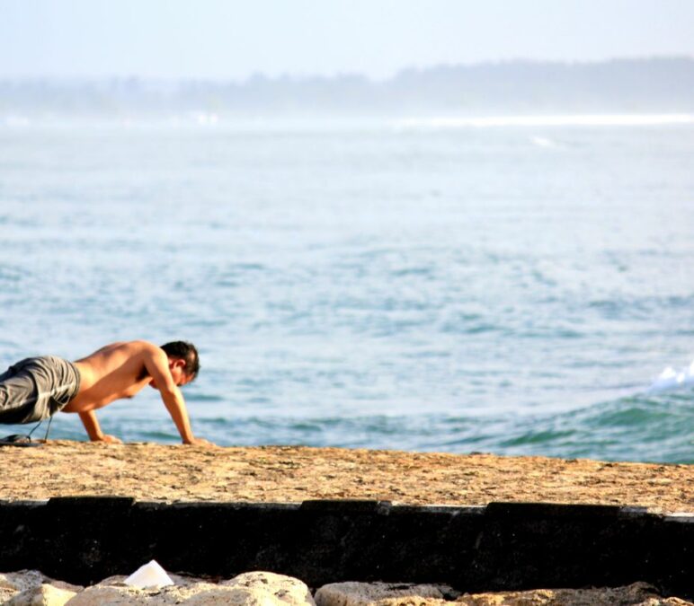 Comment ne pas perdre ses muscles pendant les vacances : notre guide complet