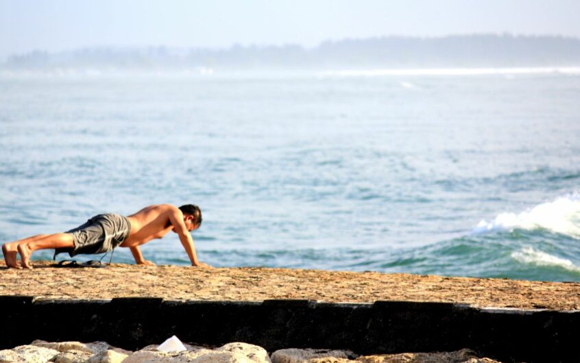Comment ne pas perdre ses muscles pendant les vacances : notre guide complet