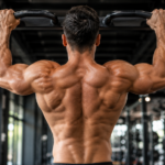 Homme musclé de dos réalisant une traction en salle de musculation - programme dos sProteine