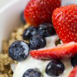 Collation protéinée sans whey : bol de yaourt aux fruits rouges et granola