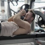 Sportif en salle preparant sa serie sur developpe couche pour casser son plateau