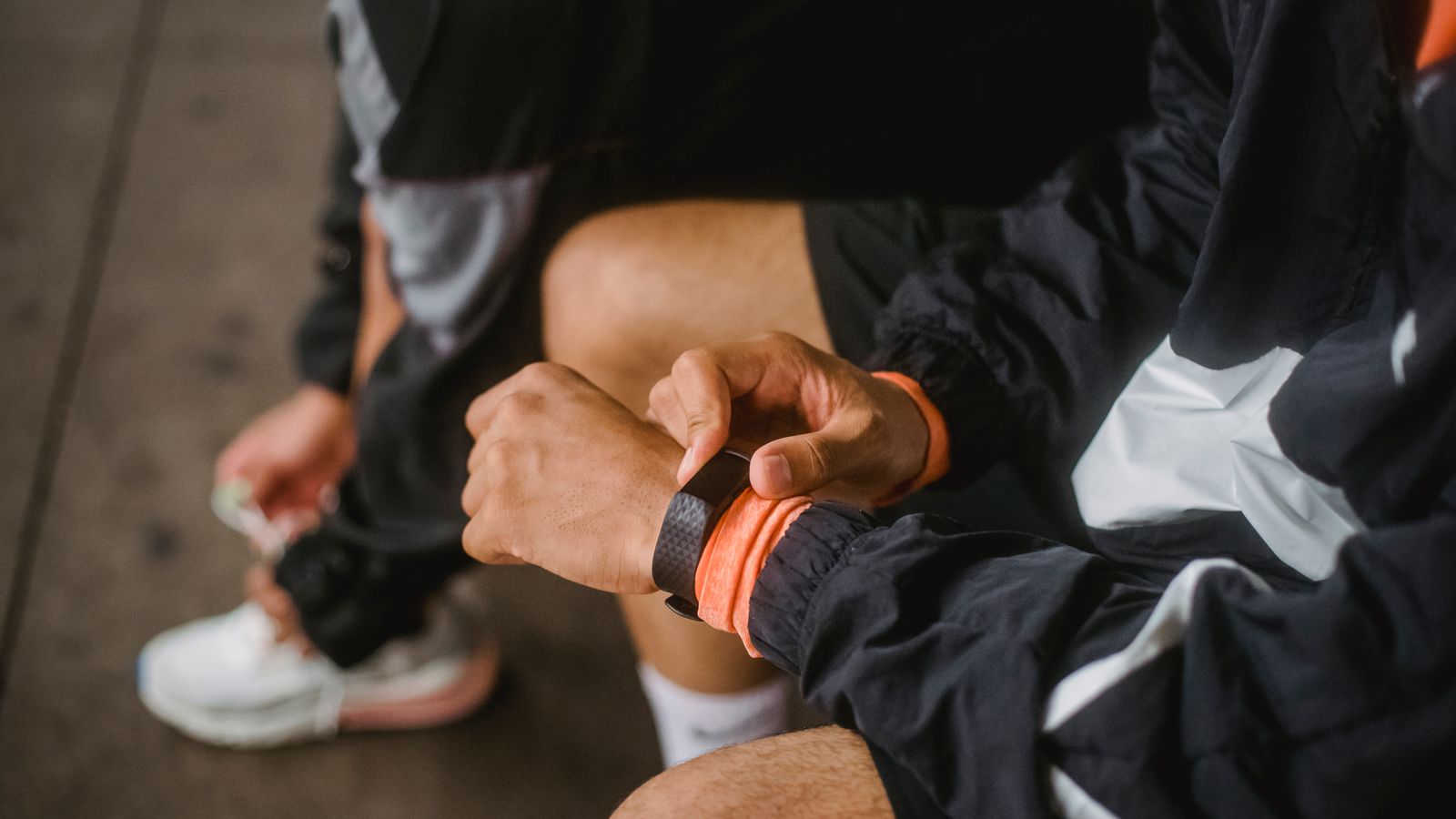 Coureur ajustant sa montre GPS avant l'entrainement