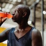 Sportif en train de boire son pre-workout dans un shaker avant sa seance de musculation