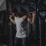 Athlete realisant un squat a la barre en salle de musculation