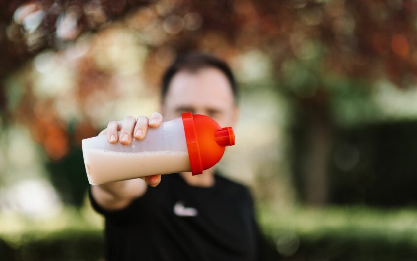 Caseine : proteine lente pour la nuit, bienfaits et utilisation