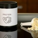 Pot de proteine en poudre avec dose - comparatif proteine vegetale et whey